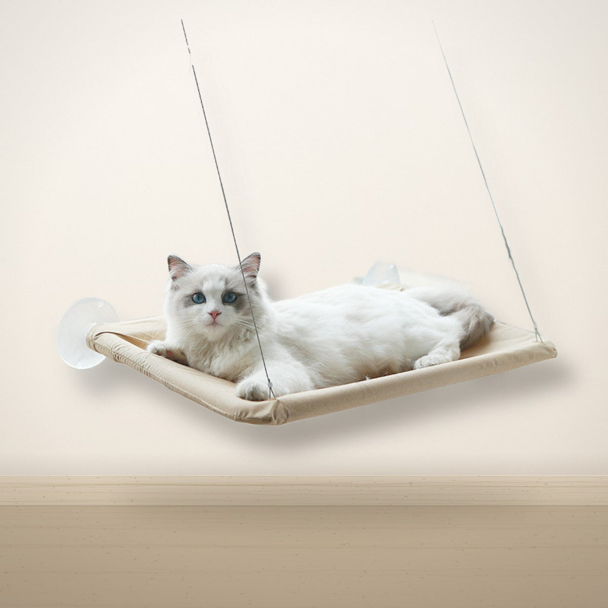 Hamac de fenêtre pour chat Le Chat Serein, coloris Sable, en studio